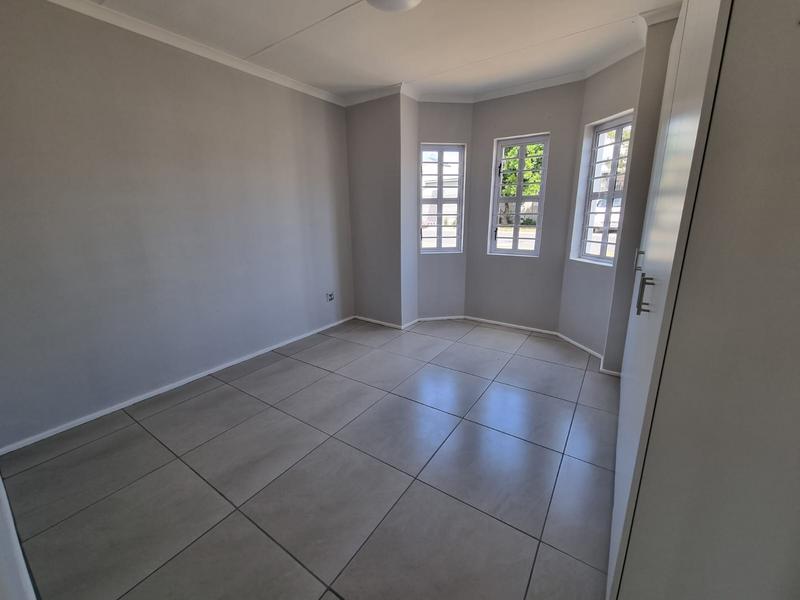 To Let 2 Bedroom Property for Rent in Oakglen Western Cape
